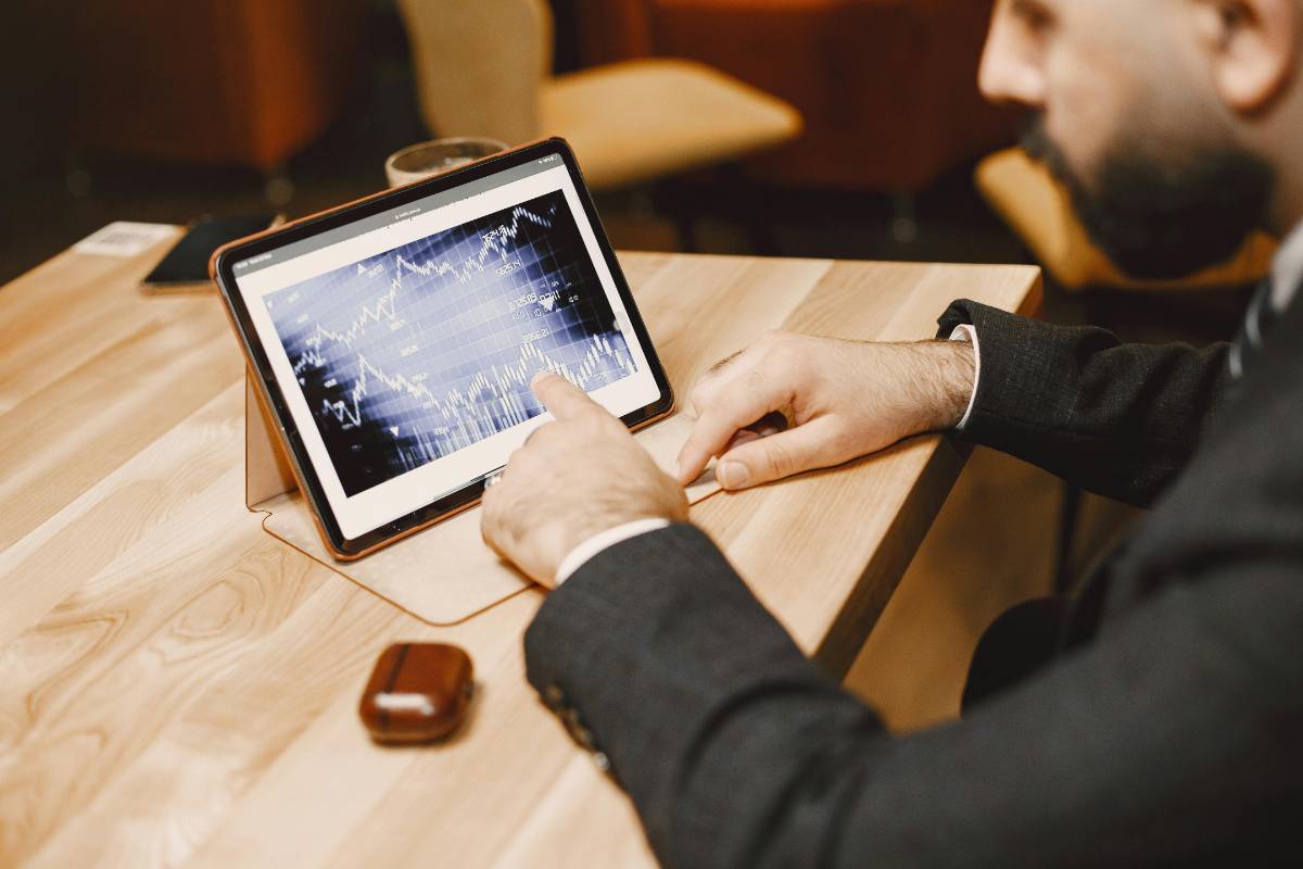 How to Build a Diversified Portfolio Using ETFs and Mutual Funds